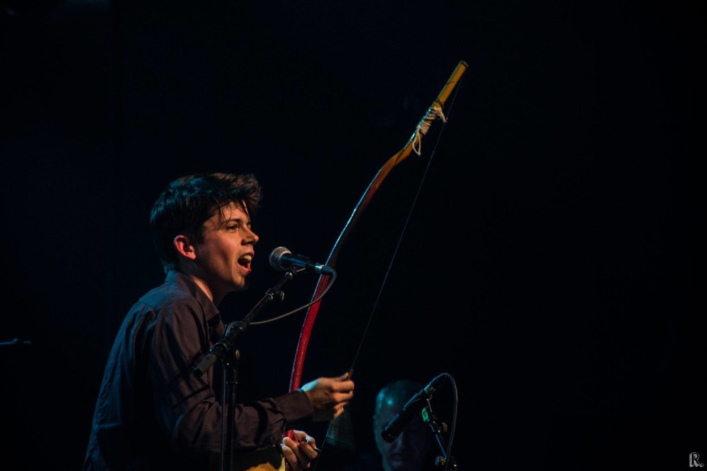 Playing bob (berimbau)